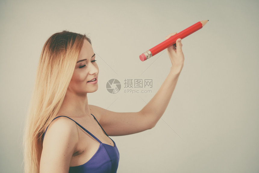 工作室拍摄的灰色刻度图像金发女人手绘着大铅笔图片