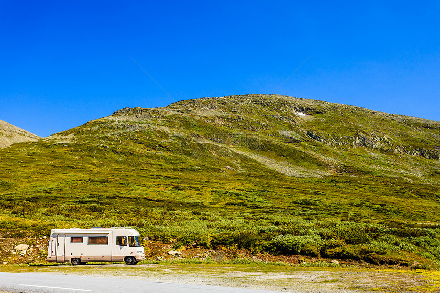 Aurlandsfjellet旅游路线诺韦吉亚山区的露营车图片