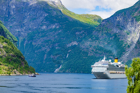 峡湾Geirangerfjord与渡船挪威旅游巡游挪威峡湾上的渡船图片