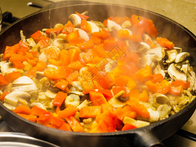 做美味的晚餐食物热锅里切菜混合蔬锅里图片