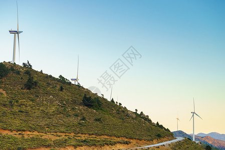 等风来希腊山丘上的风车力农场欧洲可再生绿色能源的来生态地质概念希腊山丘上的风车背景