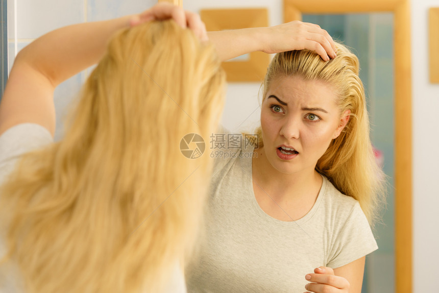 金发女人在洗手间里看着自己身上有油的头发有问题皮抓伤自己脱衣问题金发女人有问题头发图片