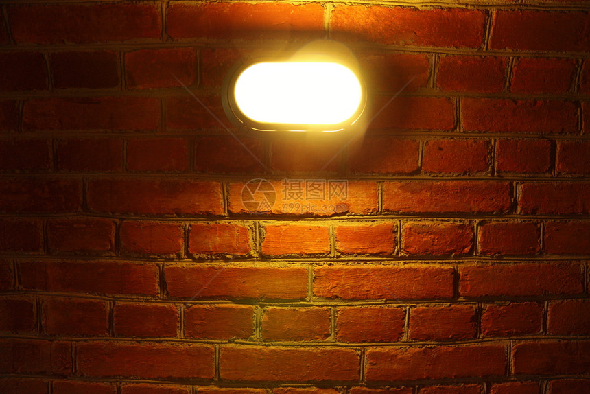 旧红砖墙有街道灯光背景图片