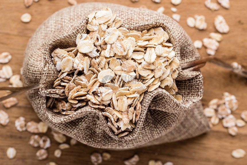 食用在木质表面顶部外观的薄荷麻袋里吃麦片健康的食物以降低胆固醇保护心脏图片