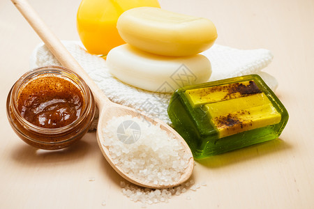 美容治疗和皮肤护理闭合式温泉疗养产品木制桌上的浴具图片