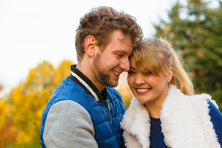 在秋天公园放松的年轻浪漫情侣在阳光明媚的一天享受浪漫约会图片