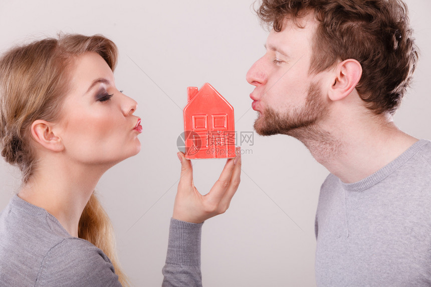 年轻已婚男女士亲吻家庭模型图片