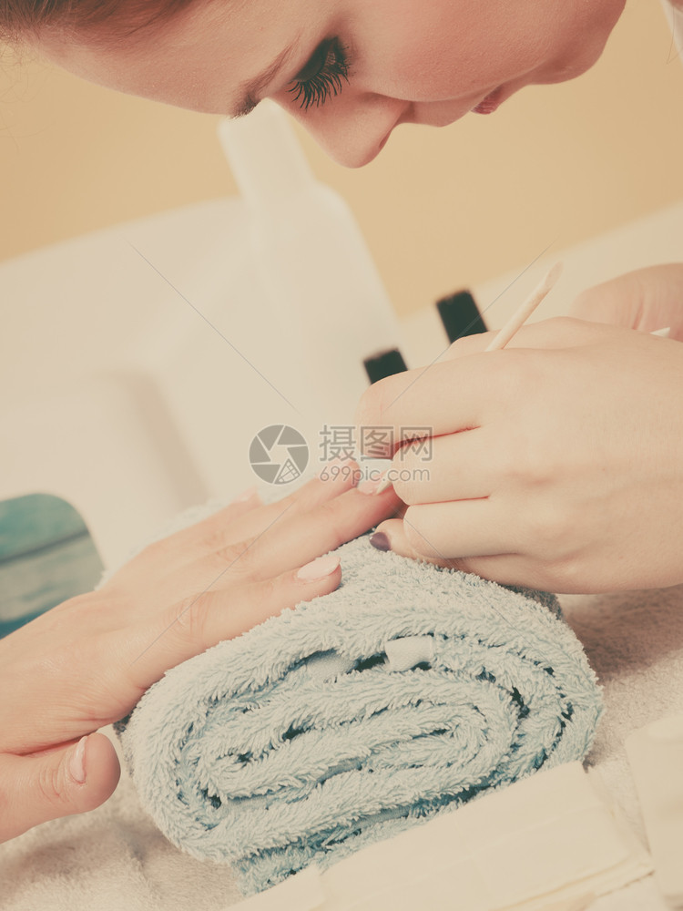 女美容师在修指甲前准备钉子用木棍推后切片美师在修指甲前准备钉子推后切片图片