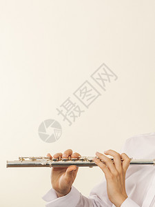 手持乐器的年轻优雅男子复制文本空间流笛音乐器掌握在流笛音乐家手中图片