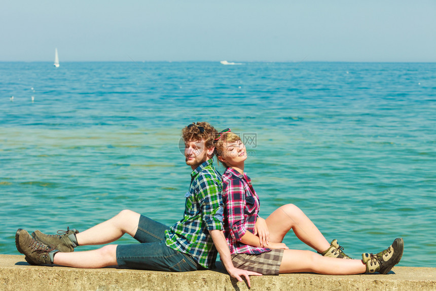 暑假和旅行概念年轻徒步旅行夫妇男子在海滨享受阳光后放松图片