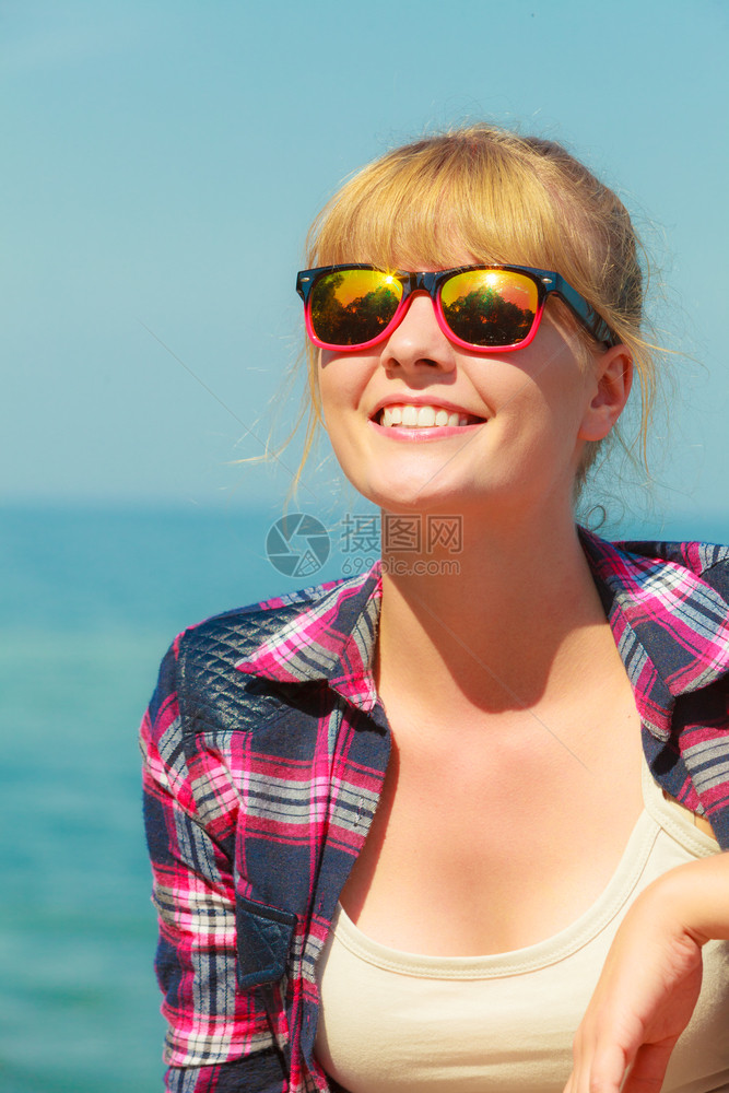 暑假休闲旅游理念年轻的女旅行者在海边放松享受阳光图片