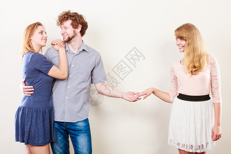 三角关系和感情三个人幸福的关系两个女人有一男禁止爱的概念三角关系快乐图片