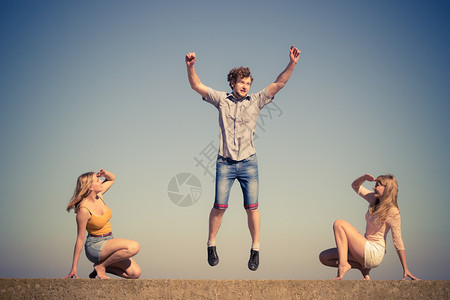 友情自由谊暑假概念一群朋友男孩男孩两个女花时间和男一起跳过天两个女孩在户外放松背景图片