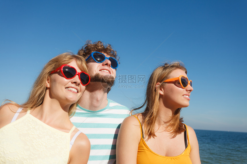 友谊快乐暑假概念一群朋友在太阳镜上玩得开心的男孩两个女一群朋友在室外玩的男孩两个女图片