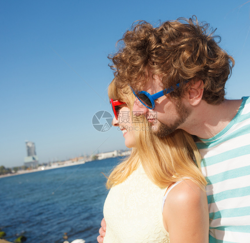 相爱的情侣在海边约会图片