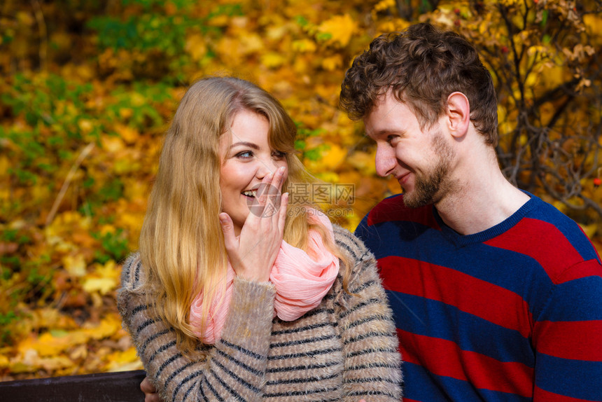 年轻情侣在秋天的公园约会图片