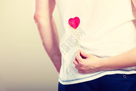爱的符号身体男人手握着小红心身体的人小红心图片