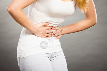 保健概念Bellyache消化不良或月经年轻女患灰色腹痛的胃女腹图片