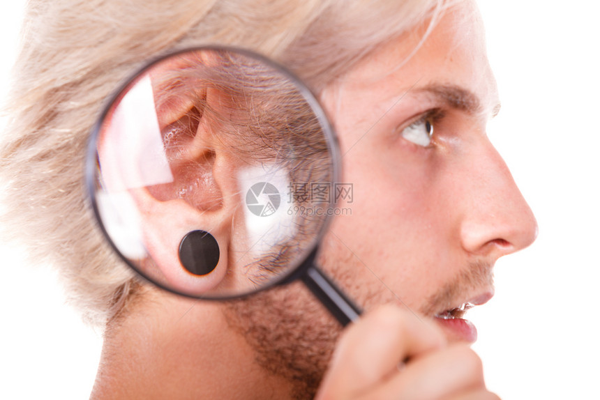 时髦的十几岁男孩近脸部通过放大镜穿耳黑塞孤立在白色上穿孔和时装发型的青少年男孩图片