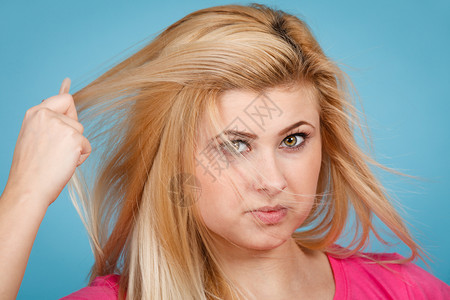 头发护理发型设计理念女人用梳子梳她的金色长发用梳子梳金色长发的女人图片