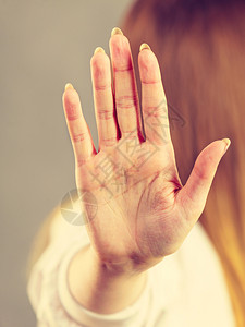 不可承认的妇女用手伸出来停止势拒绝手势概念表示停止手势的妇女图片
