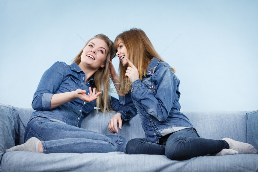 友谊人际关系概念两个穿着牛仔裤衬衫的快乐女朋友或姐妹聊天愉快两个穿着牛仔裤服装的快乐女朋友图片