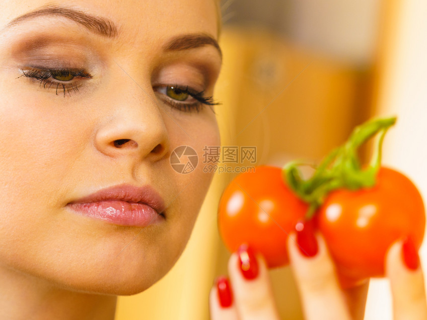 紧地地抱着樱番茄并想想吃的怀图片