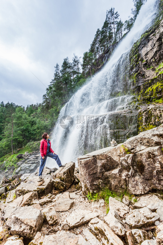 挪威Svandalsfossen旅游女客诺韦吉山的强大瀑布全国旅游者Ryfylke路线挪威Svandalsfossen图片