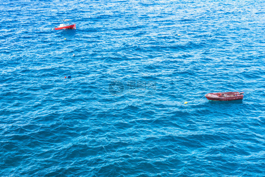 在温暖的夏季天气下小船在海水上渡过温暖的夏季天气游艇海洋概念图片
