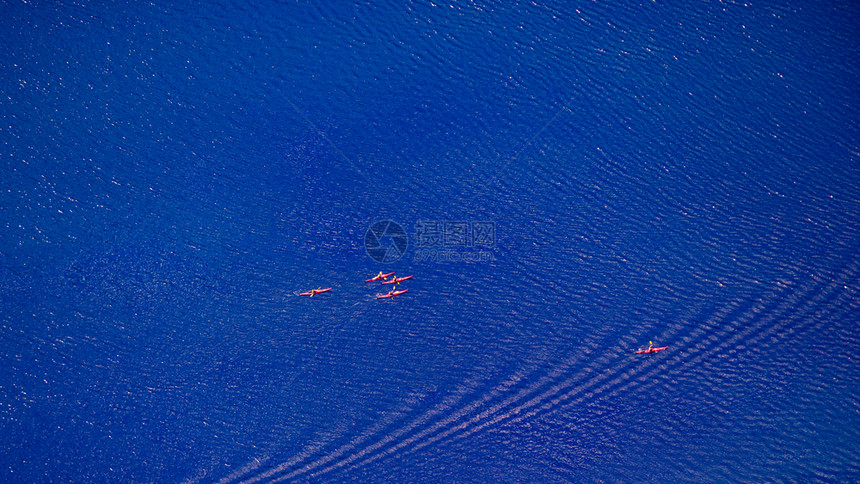 旅游度假和挪威的山湾和人们在水上打皮艇挪威的海湾和人们在水上打皮艇图片