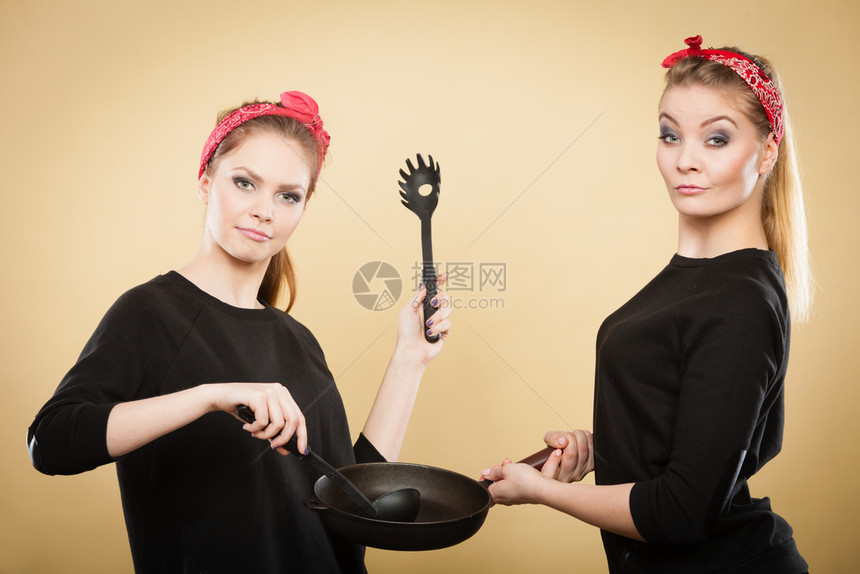 准备食物概念变型女孩试图在煎锅上做点吃的晚饭酱面的女人们做饭煎锅的女人们做煎饭的女人们做图片