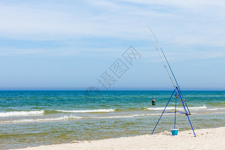 鱼棒独自留在海边滩上阳光的夏季天气鱼棒独自留在海边图片