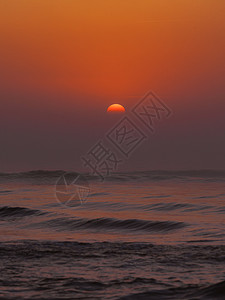 夜晚海平面上惊人的多彩红色日落宁静的场景自然背风海面上美丽的红色日落图片