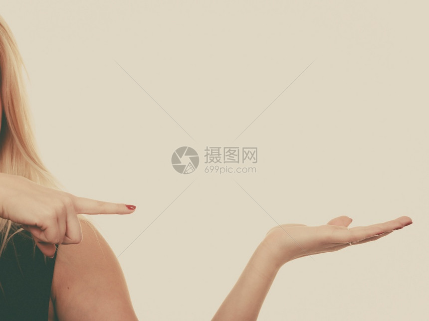 注意广告概念女用手在空白复制间用手对着女用对着复制空间用手对着图片