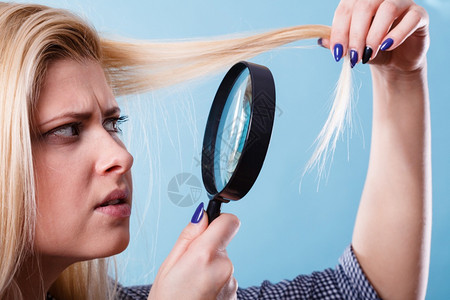 用放大镜观察头发发质图片