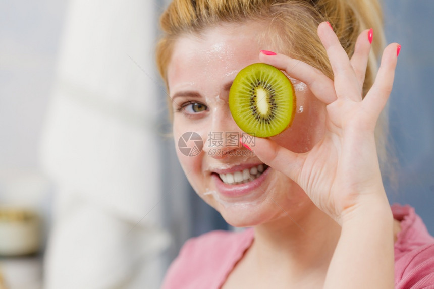 面部皮肤和身体护理维生素在家庭概念上良好的外衣治疗年轻女在脸上戴面罩部有凝胶皮手持kiwi水果面部戴凝胶罩手持kiwi图片