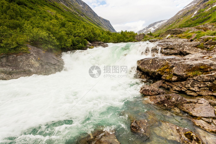 旅行美丽的自然维德弗森把挪威的布尔德福森瀑布称为索格峡湾瀑布挪威的维德福森瀑布图片