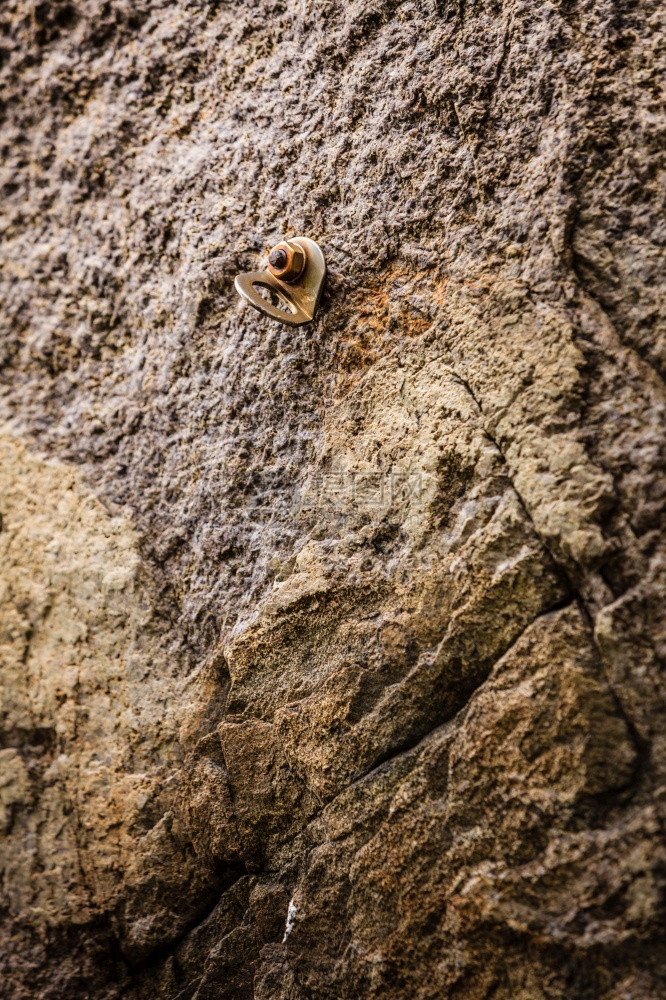 具有攀山金属把手的石岩纹理质地和模式概念石纹理攀山的金属柄图片