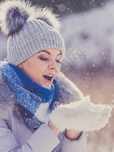 女穿着温暖的服装在冬天穿着温暖的服装图片