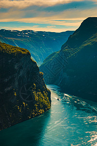 松奥峡湾峡湾Geirangerfjord与渡船从奥内斯温根的观点挪威旅游目的地峡湾Geirangerfjord与渡船挪威背景