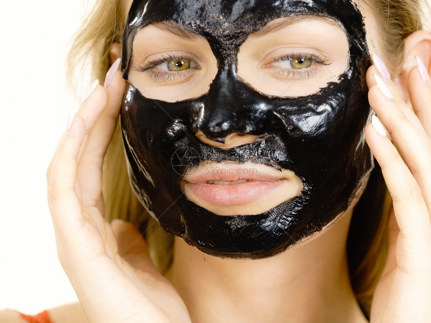 白的化妆品照顾油皮的少女美容治疗皮肤护理面部有干脱皮黑罩的少女图片
