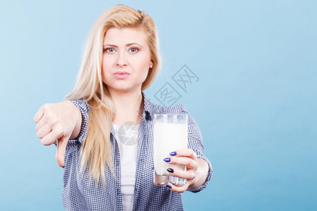 妇女抵制乳糖不耐受症的食品健康概念手势图片