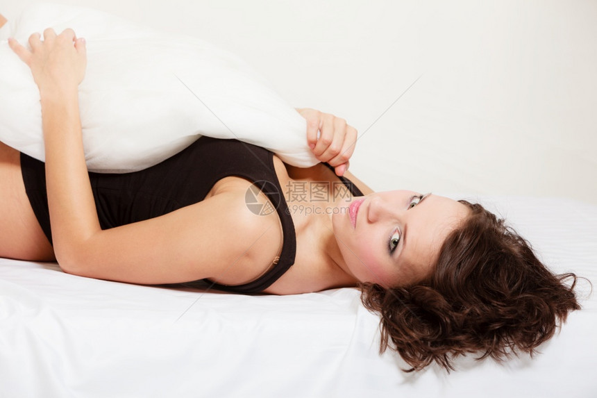 床上躺着枕头的黑身感懒惰女孩年轻有吸引力的女人早上在卧室放松拉图片