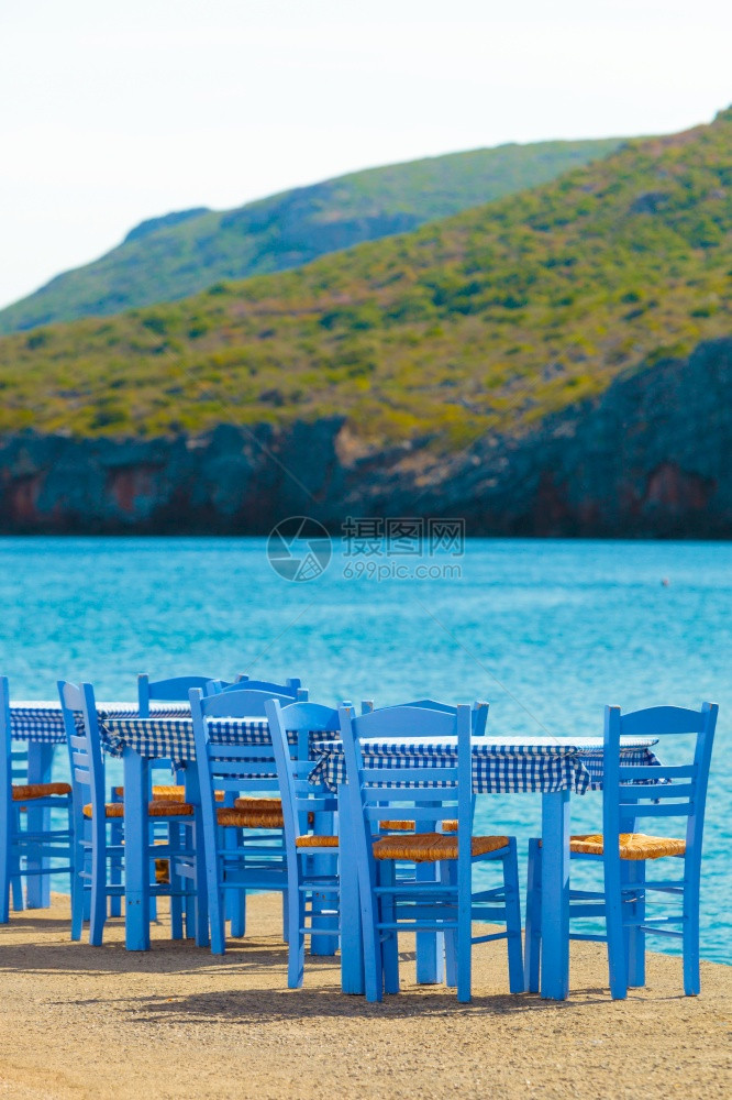 海滨蓝桌和椅在希腊海岸开放咖啡室户外餐厅在希腊海滨开放咖啡馆室外餐厅度假暑图片