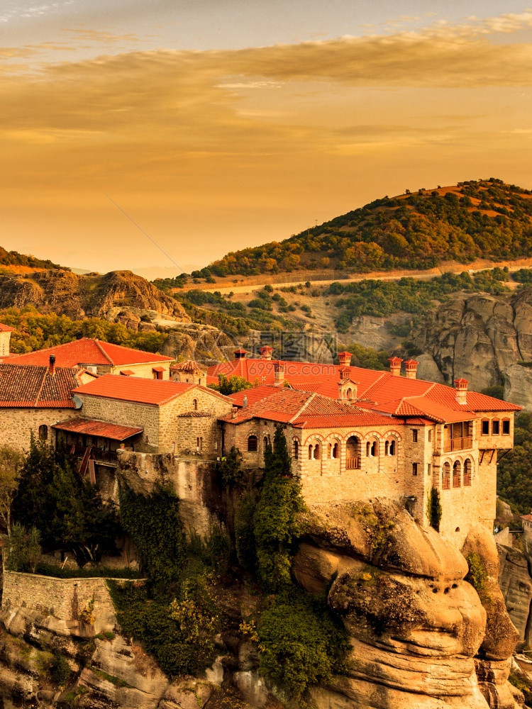 希腊塞萨利梅托拉市悬崖上的圣瓦姆修道院希腊目的地梅托拉的瓦姆修道院图片
