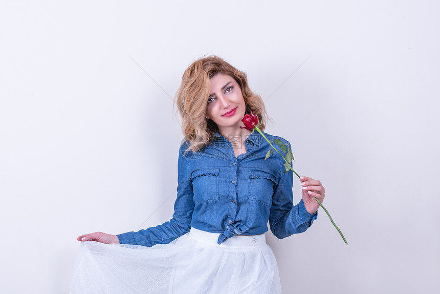 迷人的美女模特带着玫瑰与白色背景隔绝图片