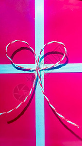 粉色和红前端的装饰礼品盒配有丝带和圣诞装饰品图片