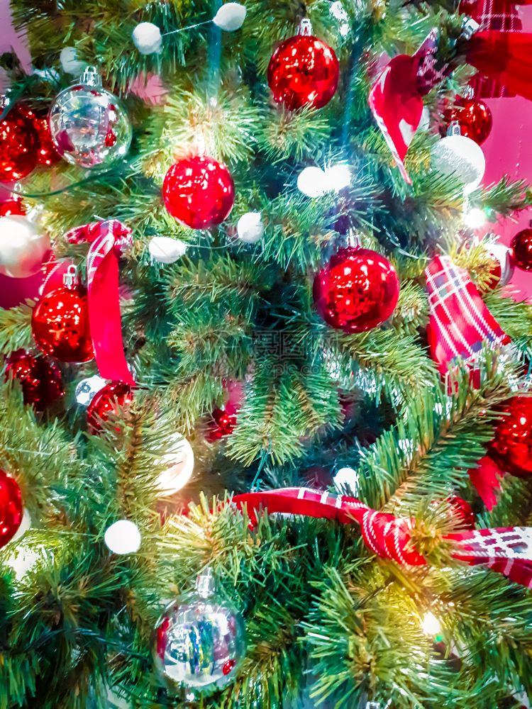 软闭着圣诞节的景色装饰圣诞树的图片
