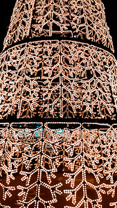 装饰圣诞树和深夜背景灯泡的数字图片