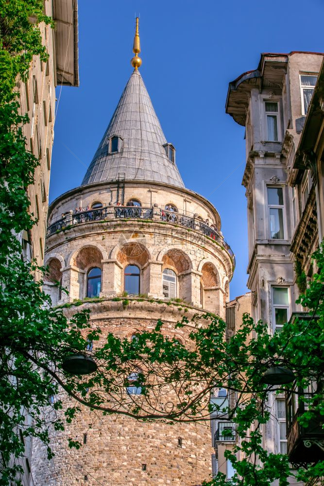 加拉塔顶楼是中世纪著名里程碑式石塔建筑2018年4月9日伊斯坦布尔Beyoglu的Galata塔顶楼图片